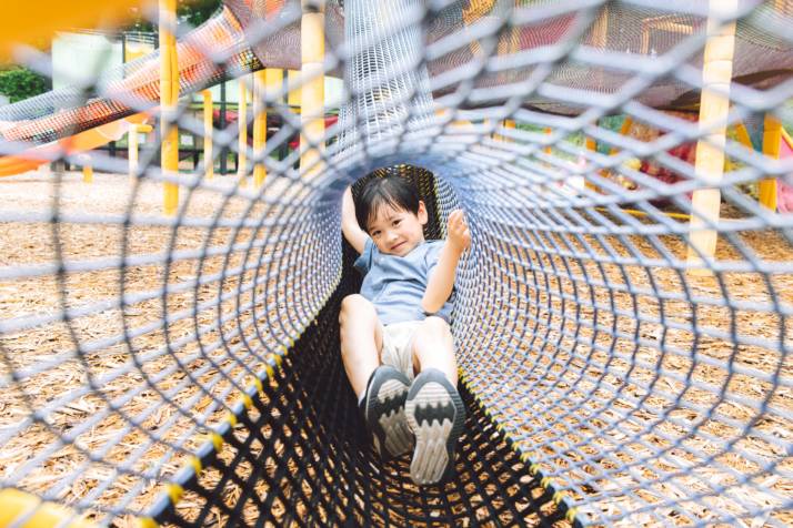 栃木県那須郡那須町にあるTOWAピュアコテージに泊まっている男の子がネットの遊具で遊ぶ様子