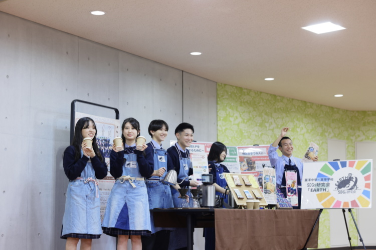 麗澤中学・高等学校のSDGs研究会の生徒がフェアトレードコーヒーを販売している様子