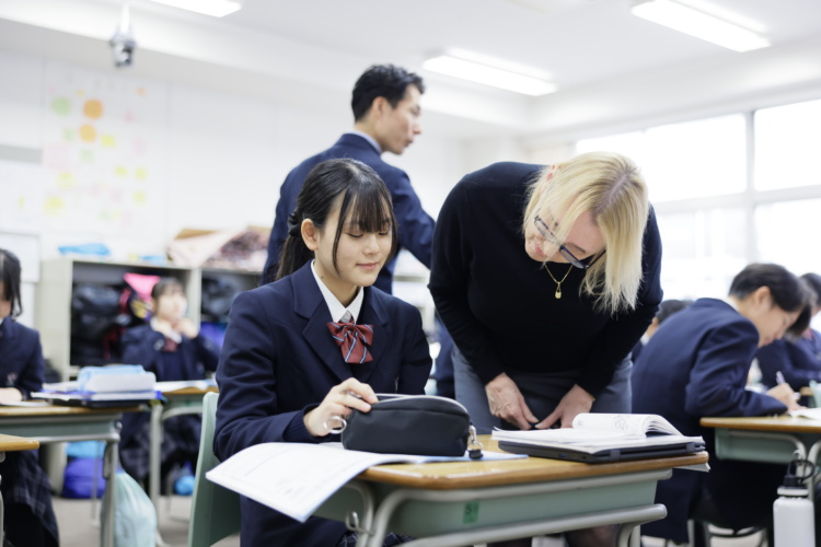 麗澤中学・高等学校の生徒がグローバル教員と会話をしている様子