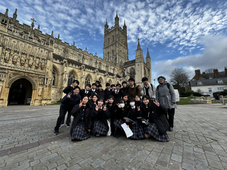 麗澤中学・高等学校の生徒がイギリス研修で撮った集合写真