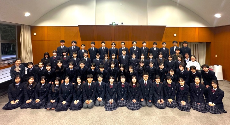 麗澤中学・高等学校のSDGs研究会の部員の集合写真