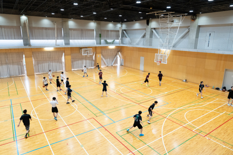 立正中学校・高等学校の体育館で生徒がバスケットボールをしている様子