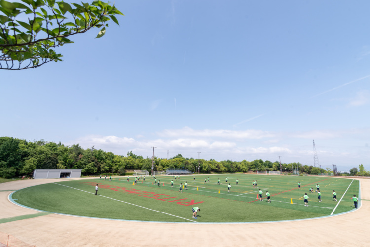 「立命館宇治中学校・高等学校」のグラウンドでの体育の授業風景