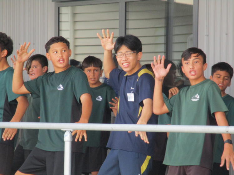立命館慶祥中学校・高等学校の中3ニュージーランド研修でハカを披露する生徒たち