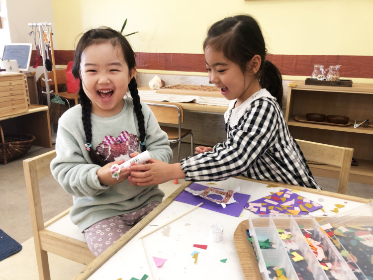 RYOZAN PARK Montessoriに通う子ども2人がワークサイクルに取り組むようす