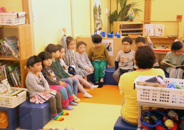 RYOZAN PARK Montessoriの子どもたちが先生の話を聞くようす