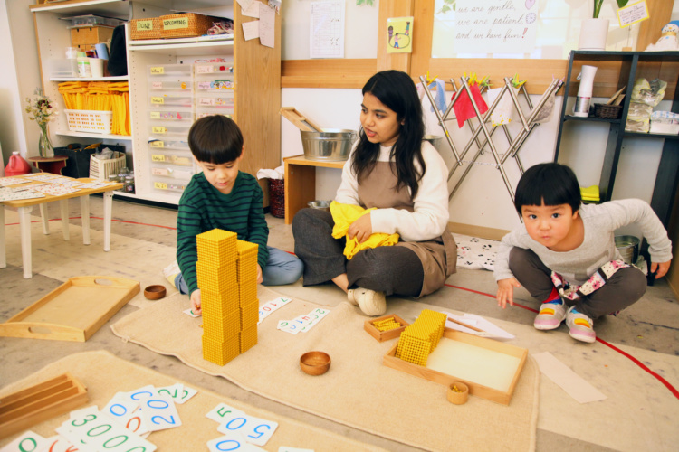 RYOZAN PARK Montessoriの先生が子ども2人とワークサイクルを過ごすようす