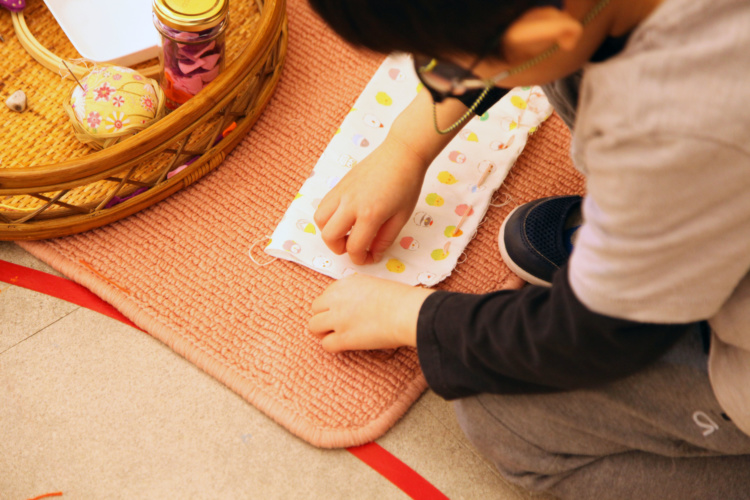 RYOZAN PARK Montessoriに通う子どもが裁縫をするようす