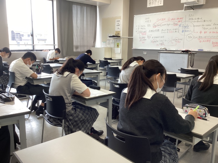 埼玉栄中学・高等学校の生徒が教室で勉強する様子