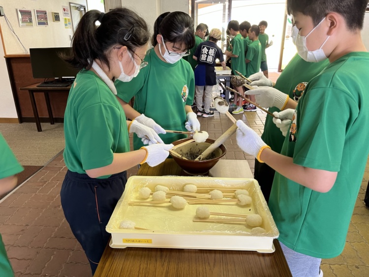 埼玉栄中学・高等学校の生徒らが郷土料理を作るようす