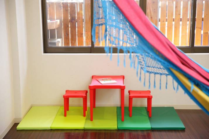 東京都杉並区の「Hammock Hair Salon COCONA」にある子ども向けのテーブル＆椅子