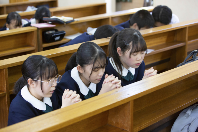 「広島三育学院中学校・高等学校」の生徒たちの礼拝風景