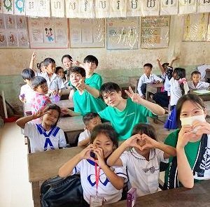 札幌日本大学中学校高等学校の生徒がカンボジアでボランティア研修をする様子