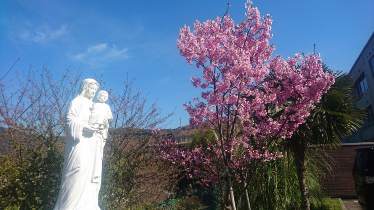 精道三川台中学校の敷地内にある聖母子像