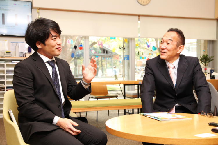 成城学園初等学校の高橋先生と粟津先生がインタビューに応えるようす