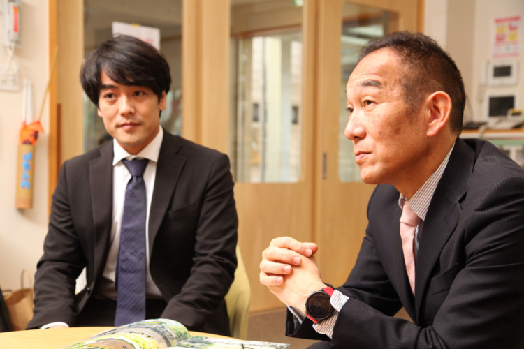成城学園初等学校の高橋先生と粟津先生がインタビューに応えるようす