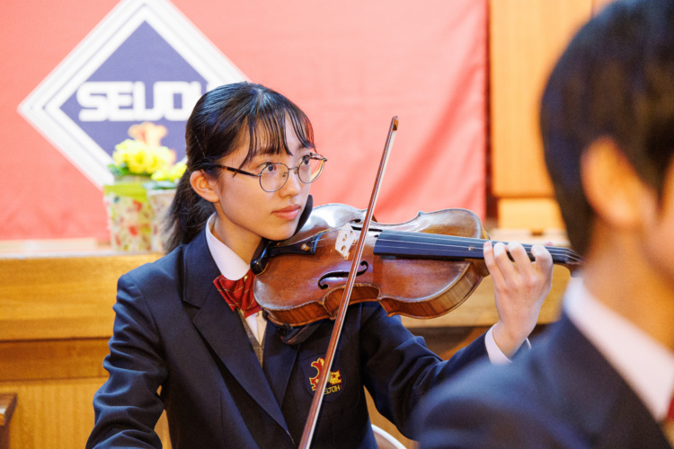 星城中学校の入学式で生徒がバイオリンを弾く姿