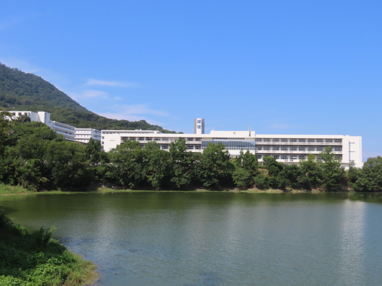 香川誠陵中学校・高等学校の校舎外観