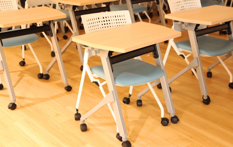 教室に配備されているキャスター付きの机と椅子