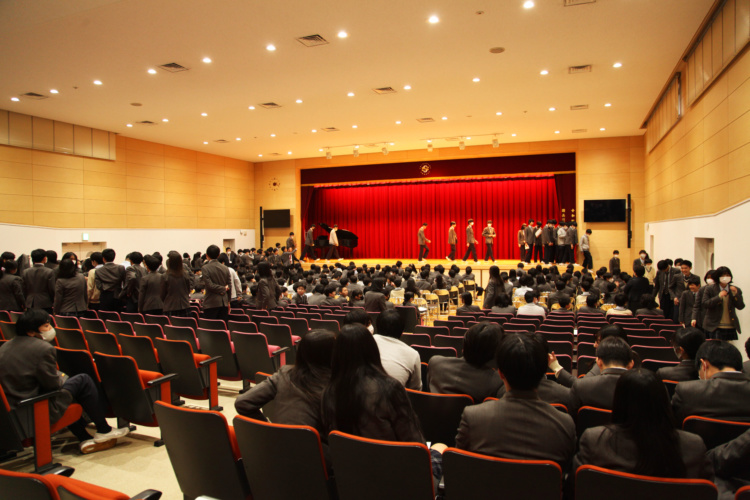 講堂で合唱コンクールのリハーサルに臨む生徒