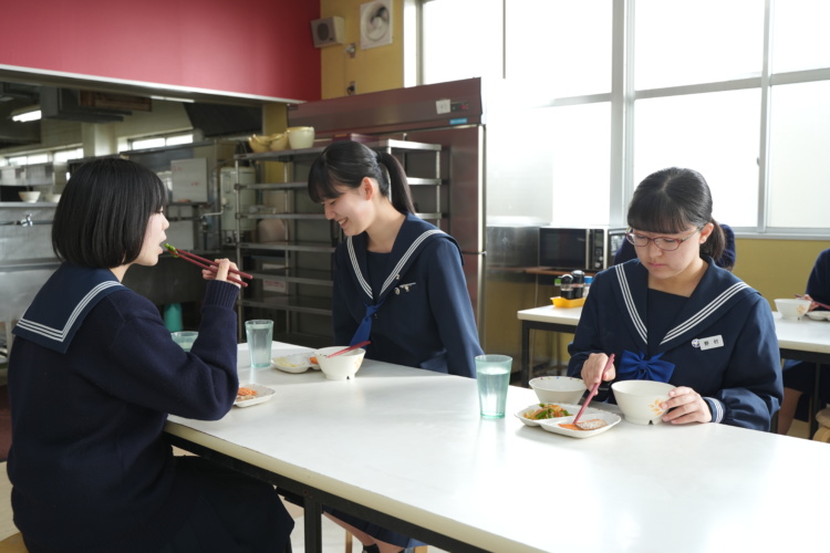 「広島新庄中学校・高等学校」の寮生たちの朝食風景