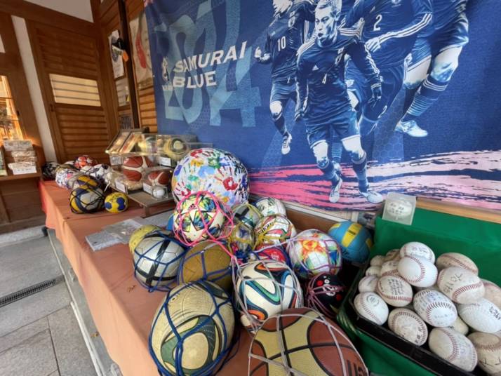 「白峯神宮」の地主社にプロアスリートから奉納されたサッカーボール・野球ボールなど