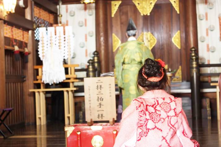 下谷神社で七五三詣を行う女の子