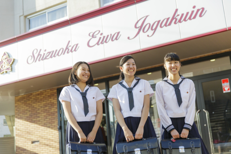 静岡英和女学院中学校・高等学校の夏の制服