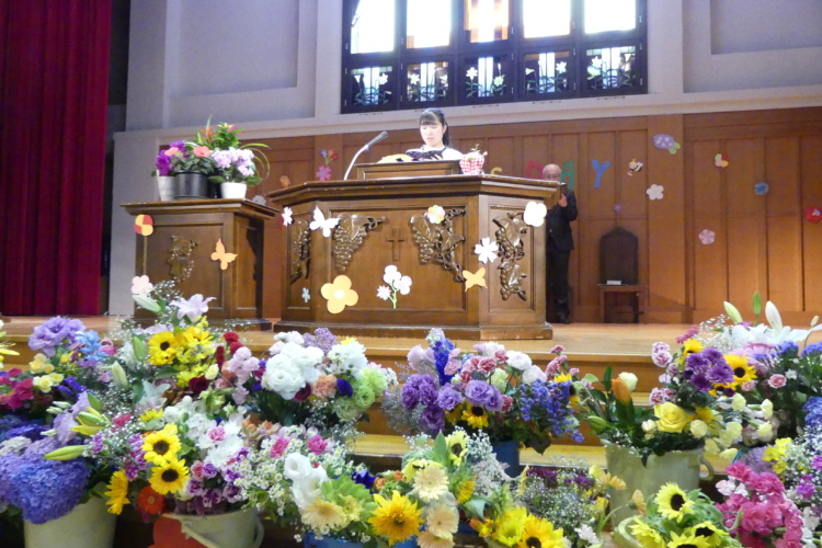 静岡英和女学院中学校・高等学校の花の日礼拝の様子
