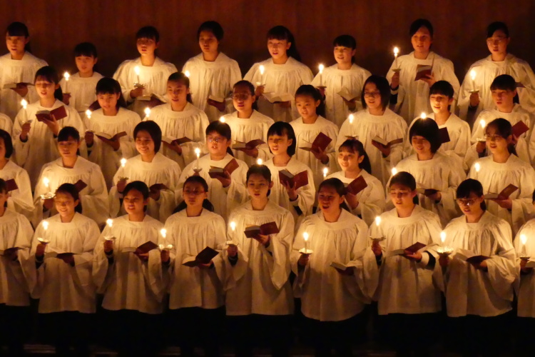 静岡英和女学院中学校・高等学校の学校クリスマスで歌う聖歌隊