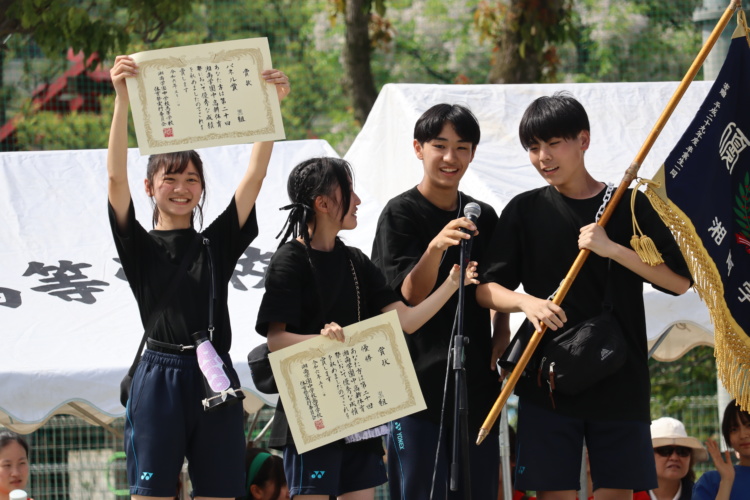 湘南学園中学校高等学校の体育祭で表彰台に立つ生徒