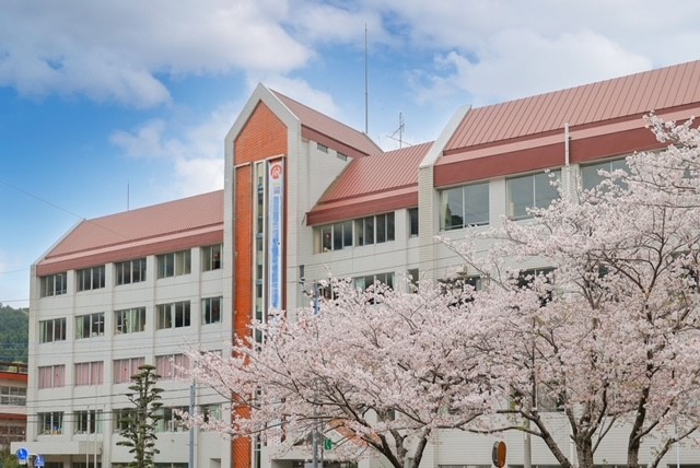 尚学館中学校・高等部の校舎と桜の風景