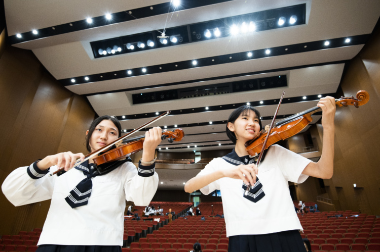 湘南白百合学園中学・高等学校の管弦楽部の演奏風景