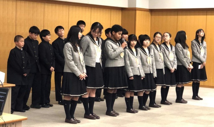 学習発表会の翔凜中学校・高等学校の生徒たち