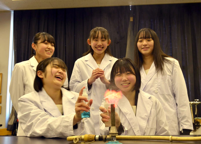 理科の実験中の翔凜中学校・高等学校の生徒たち