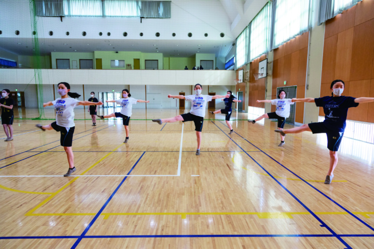 昭和学院秀英中学校・高等学校の体育館で踊る生徒たち
