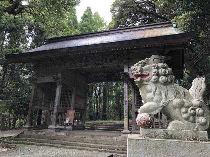「一ノ宮 倭文神社」の狛犬と随身門
