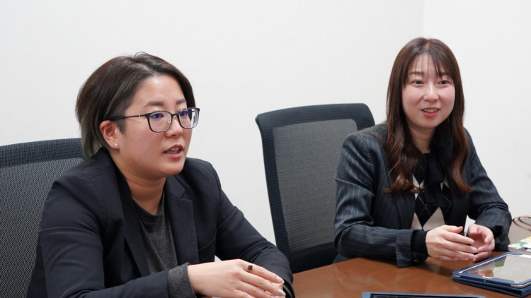 インタビューに応える一般社団法人日本速脳速読協会の秋山さんと高橋さん