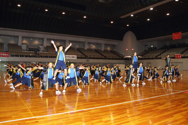 体育館で演舞をする崇徳中学校の生徒たち