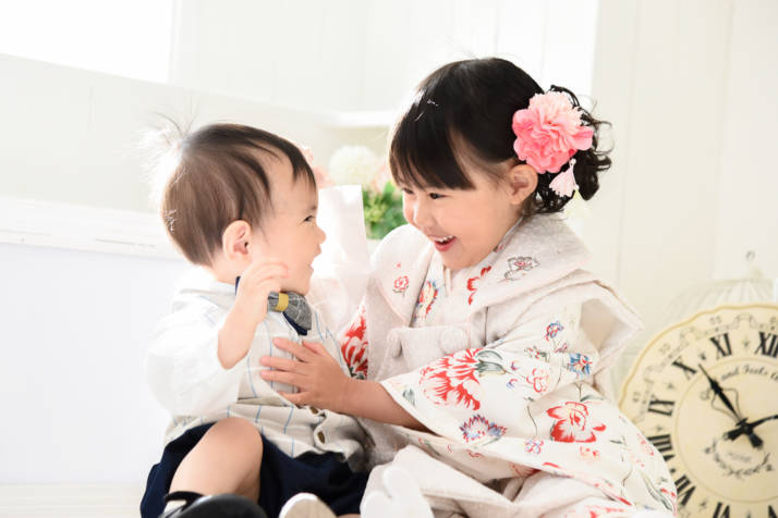 東京都と埼玉県にある「フォトスタジオ フルリ」で記念撮影をしている赤ちゃんと女の子
