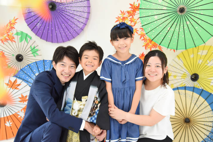 東京都と埼玉県にある「フォトスタジオ フルリ」で記念撮影をしている家族