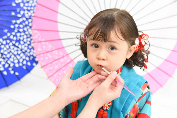 東京都と埼玉県にある「フォトスタジオ フルリ」でポイントメイクをしている女の子