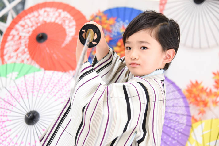 東京都と埼玉県にある「フォトスタジオ フルリ」で刀を手に記念撮影をしている男の子
