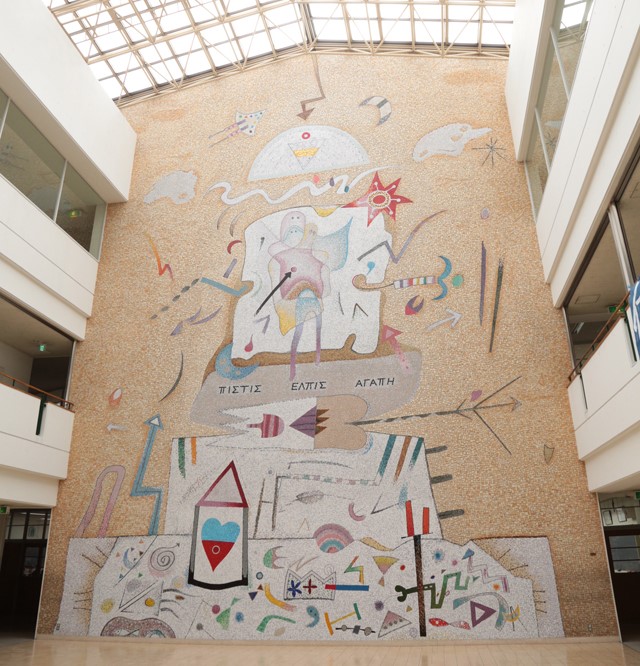 聖ヨゼフ学園中学・高等学校のアトリウムにある巨大壁画