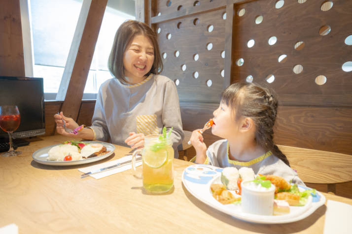芦別温泉スターライトホテルの空のカフェで食事をする親子