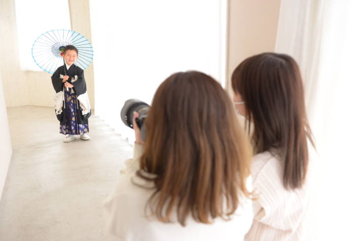 フォトスタジオCocoaで子どもを撮影しているカメラマン