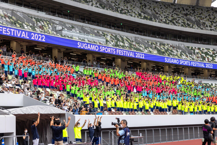 巣鴨中学校・巣鴨高等学校が国立競技場で開催した体育祭「Sugamo Sports Festival 2022」の観客席のようす