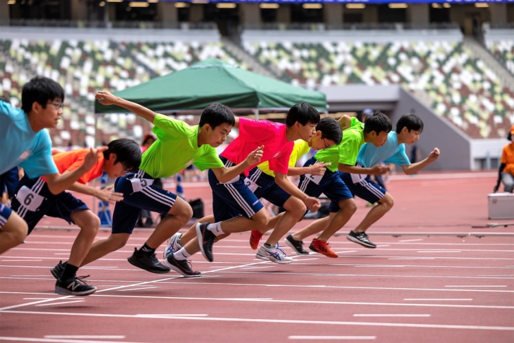 巣鴨中学校・巣鴨高等学校が国立競技場で開催した体育祭「Sugamo Sports Festival 2022」の短距離走でスタートを切る生徒たち