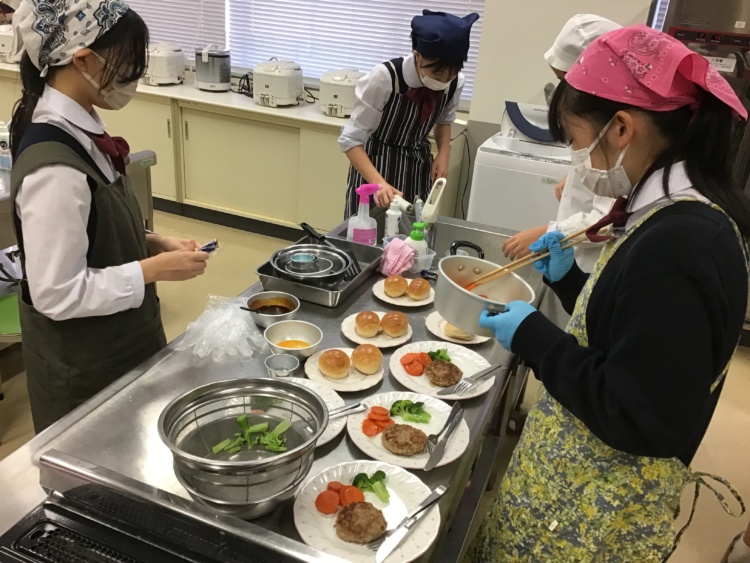 椙山女学園中学校の中学校の調理実習の様子