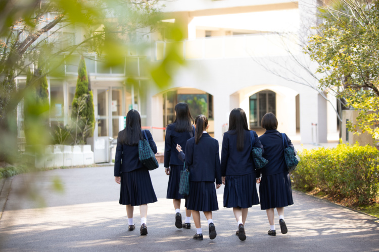 登校する椙山女学園中学校の生徒の様子